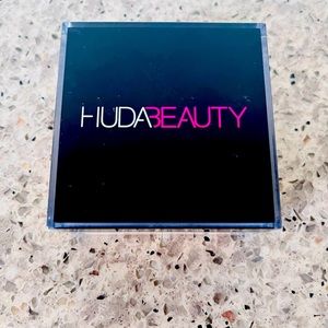 Huda Beauty Easy Bake Loose Baking & Setting Powder